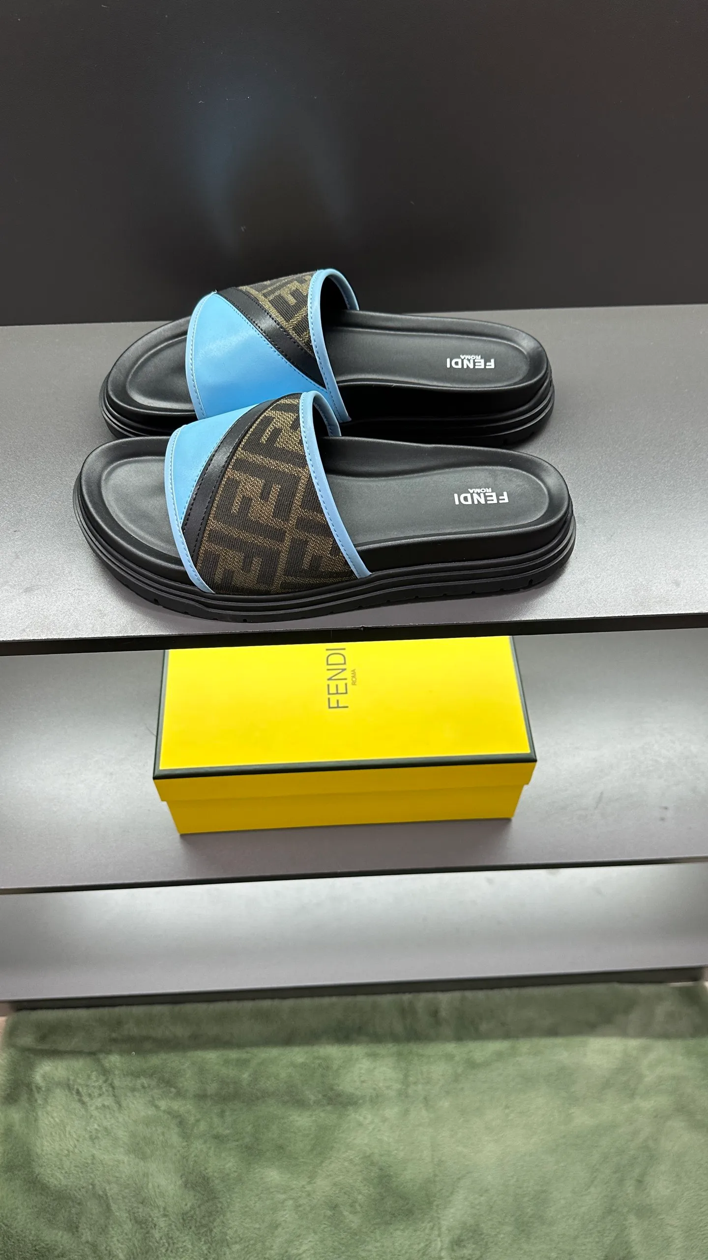 P300 [Fendi Slippers] High-end men's shoes brand, official website 1:1 latest masterpiece: original mold customization, fabrics made of imported original materials, upgraded outsole, lighter and non-slip. The market's top quality, simple yet tasteful, a must-have for fashionistas, fashionable at your feet, full of confidence, the same style at the counter 👍The season of summer slippers is here. Code: 38-45, 46 order